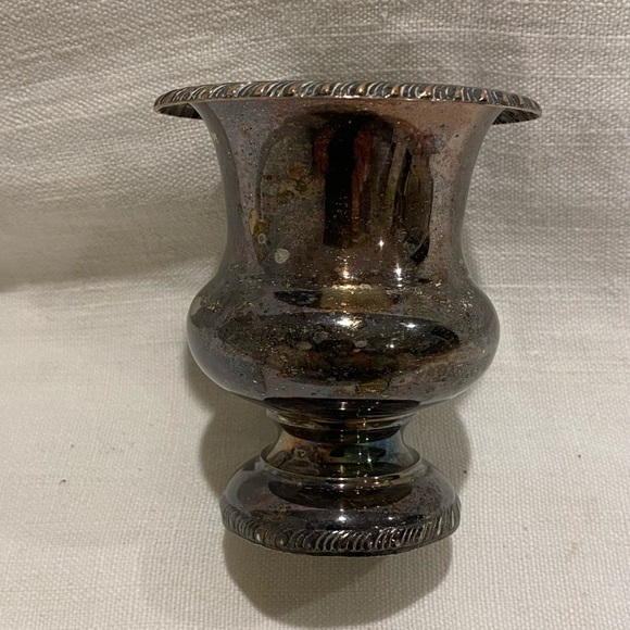 Vintage silver plate Sheffield mini vase/ urn - shabby chic / retro / MCM - Picture 4 of 7
